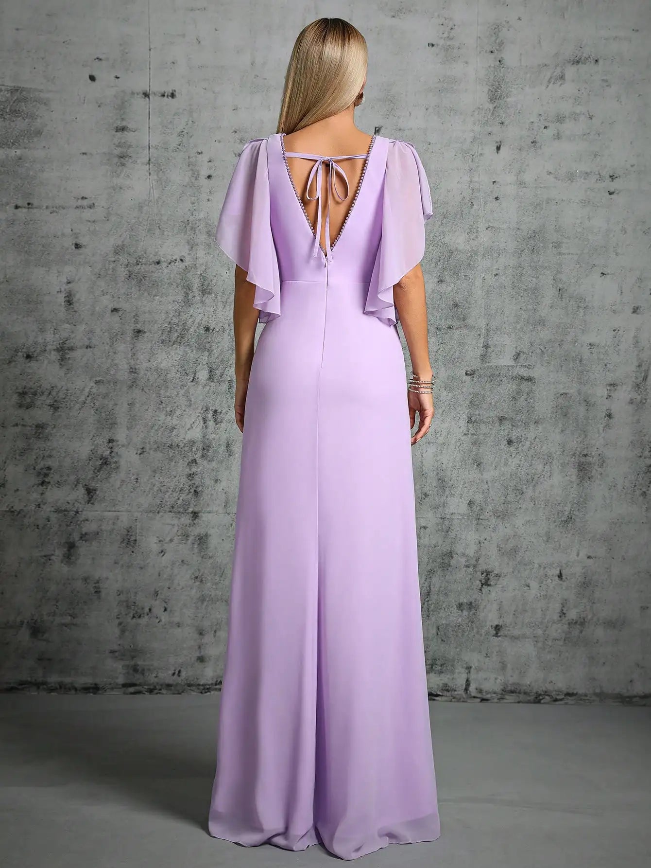 Elegant UK evening dress in lavender with V-neckline and long silhouette
