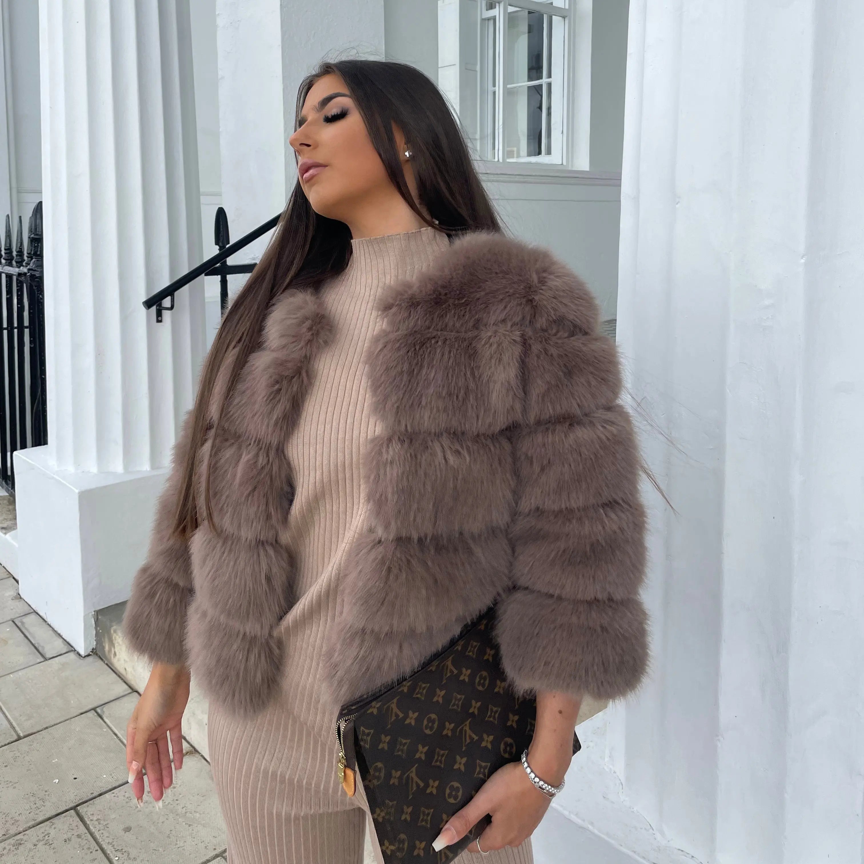 Streetwear style with voluminous faux fur
