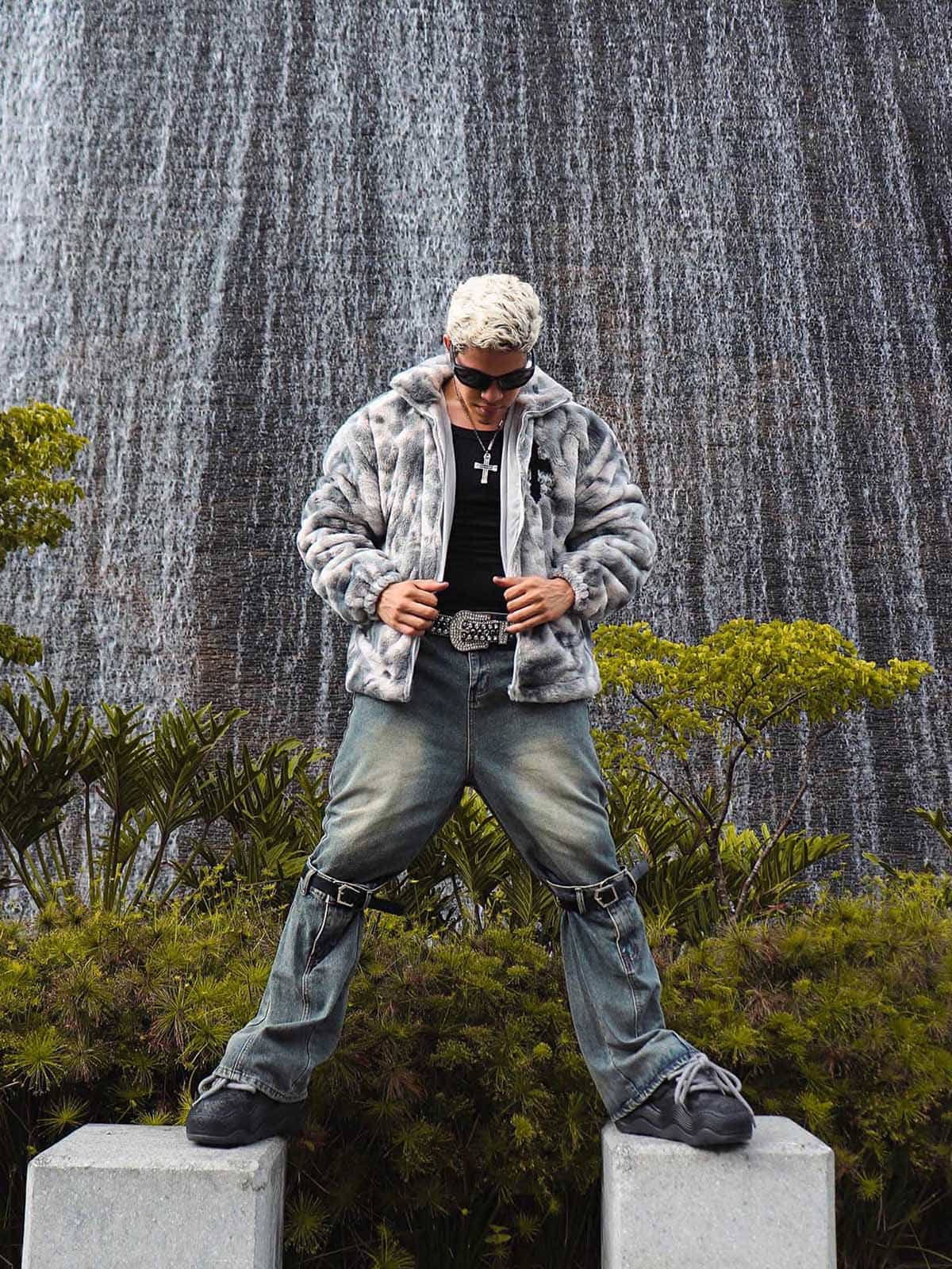 Men styling grey tie-dye faux fur jacket with casual outfit